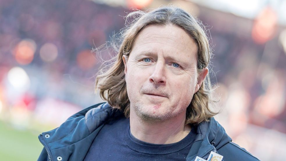 Der Mainzer Trainer Bo Henriksen war gesperrt und musste von der Tribüne zuschauen. Foto: Andreas Gora/dpa