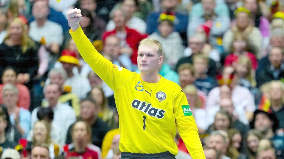 David Späth halt das DHB-Team mit starken Paraden immer wieder im Spiel. Foto: Soeren Stache/dpa