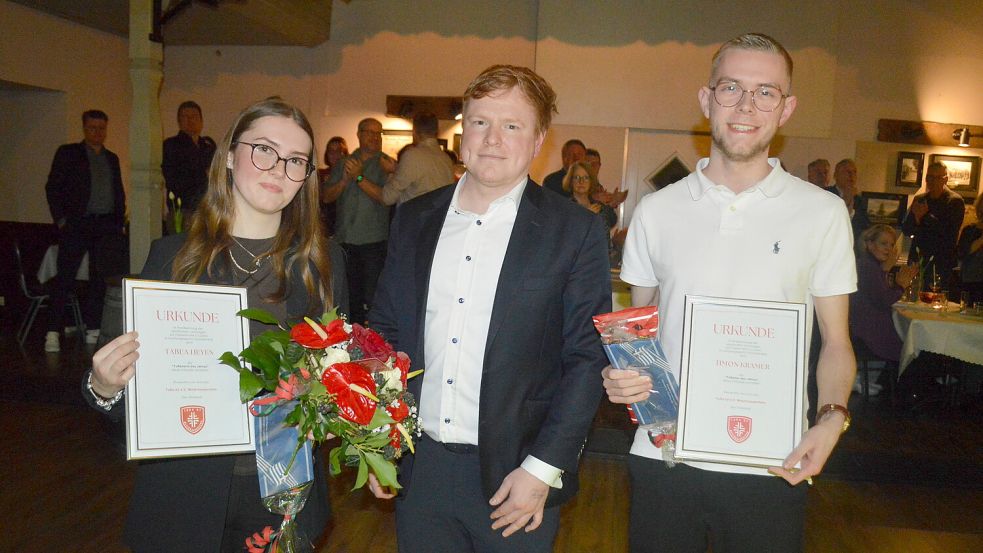 Mit Tabea Heyen (links) und Timon Kramer (rechts) zeichnete TuRa 07 Westrhauderfehn zwei Leichtathleten aus, die sich mit großer Hingabe dem Sport widmen und mittlerweile auch als Trainer aktiv sind. Die Auszeichnung nahm der Vereinsvorsitzende Klaas Kramer (mitte) vor. Bilder: Weers