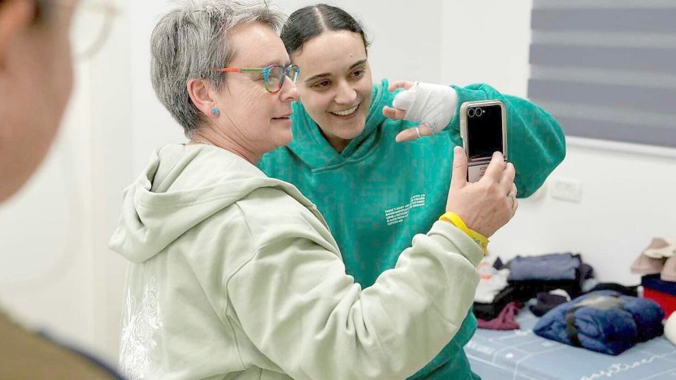 Emily Damari, die auch die britische Staatsbürgerschaft besitzt, war 15 Monate in der Gewalt der Hamas im Gazastreifen. Sie verlor zwei Finger der linken Hand. Foto: -/Israeli Army/AP/dpa