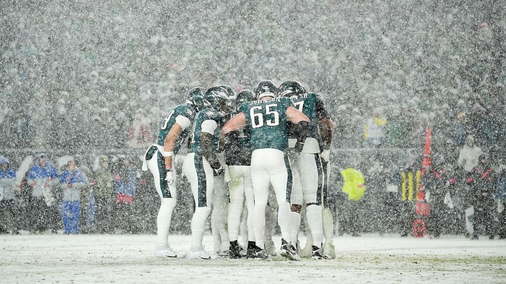 Im dichten Schneetreiben setzten sich die Eagles gegen die Los Angeles Rams durch. Foto: Matt Slocum/AP/dpa