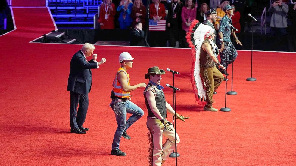 Am Tag vor seiner Vereidigung steht Trump mit den Village People auf der Bühne. Foto: Alex Brandon/AP/dpa