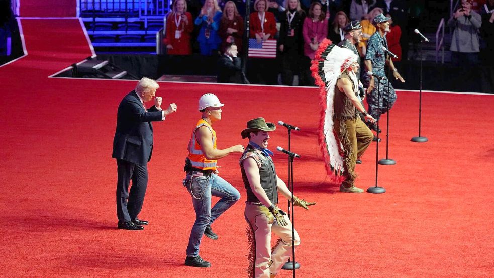 Zum Schluss tanzte Trump gemeinsam mit der Band Village People zu deren Hit „Y.M.C.A.“ Foto: Alex Brandon/AP/dpa