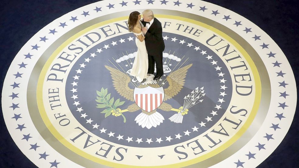 Dort tanzt der neue Präsident traditionell mit der First Lady. (Archivbild) Foto: Evan Vucci/AP/dpa