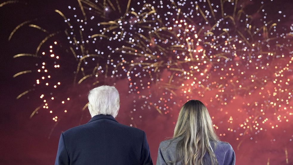 Vor der Amtseinführung: Empfangsfeuerwerk für Donald Trump und seine Frau Melania. Foto: picture alliance/dpa/AP/Alex Brandon