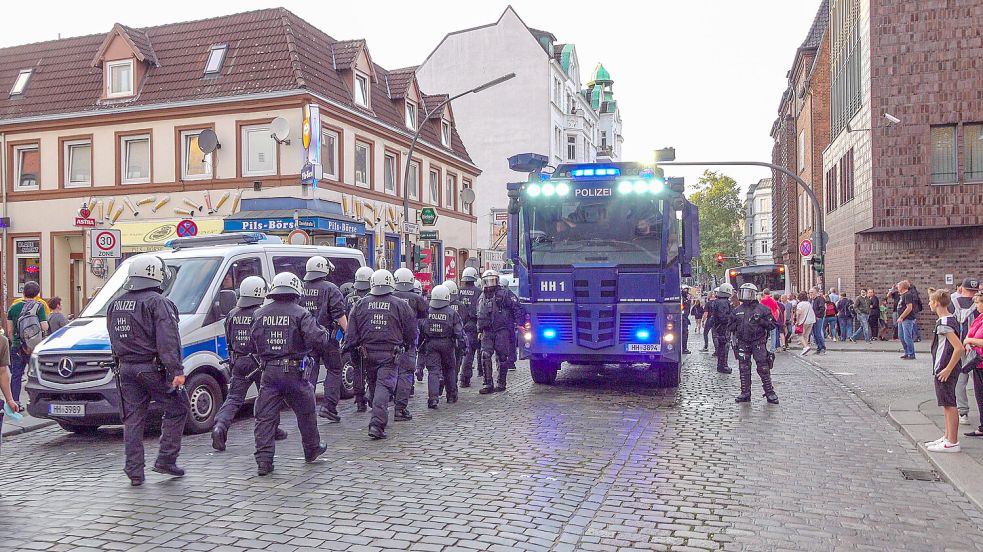 Am Samstagnachmittag musste die Polizei Nähe des Hans-Albers-Platzes wegen eines Angriffs auf Kölner Fans ausrücken. (Symbolfoto aus 2021) Foto: imago/Einsatz-Report24