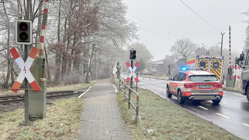 Am Bahnübergang Hohe Loga/Logabirumer Straße in Leer gibt es auf der Fahrbahn nur Halbschranken. Foto: Bothe