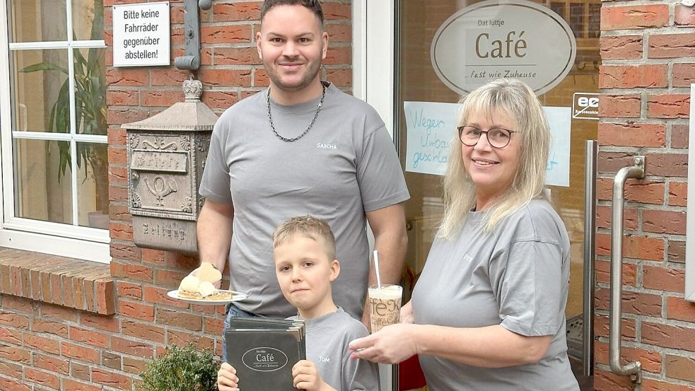 Kaffeespezialitäten, selbstgebackenen Kuchen, belgische Waffeln und natürlich Ostfriesentee werden Sascha Lammert – hier mit Sohn Tom (9) – und seine Mutter Petra ihren Gästen in „Dat lüttje Café“ in Ditzum servieren. Foto: Privat