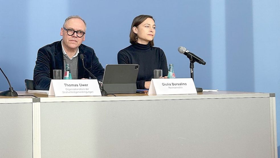 Anwältin Guilia Borsalino (r.) bei der Pressekonferenz. Foto: Marion van der Kraats/dpa