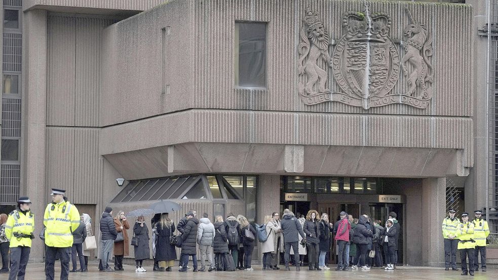 Das Interesse war groß: Beim Prozess um den Messerangriff in Southport stehen Menschen vor dem Liverpool Crown Court Schlange. Foto: dpa/Jon Super