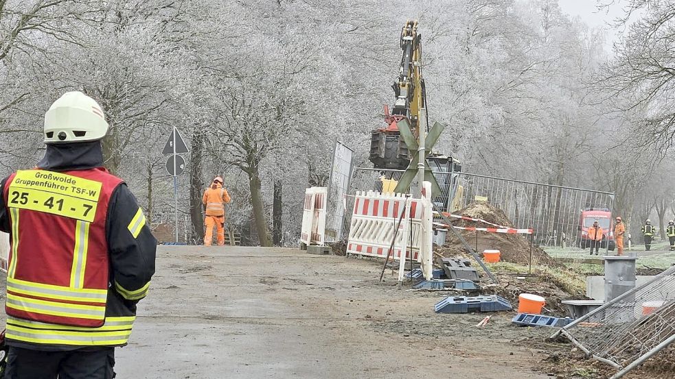 Ein Bagger hatte beim Bahnübergang in Westergaste eine Gasleitung beschädigt. Foto: Feuerwehr Ihrhove