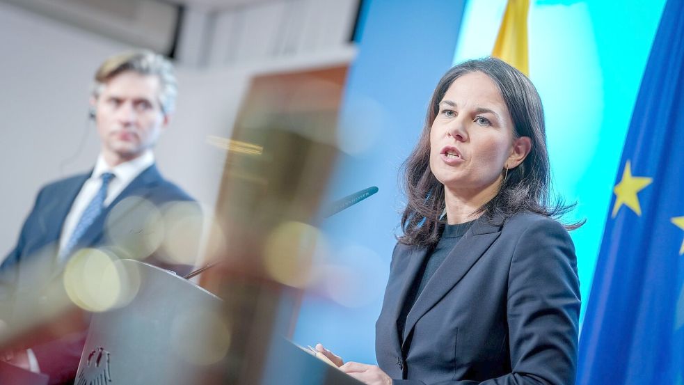 Kanzler Scholz verschärft im Streit um zusätzliche Ukraine-Hilfen den Ton. Die Außenministerin findet dazu klare Worte. Foto: Kay Nietfeld/dpa