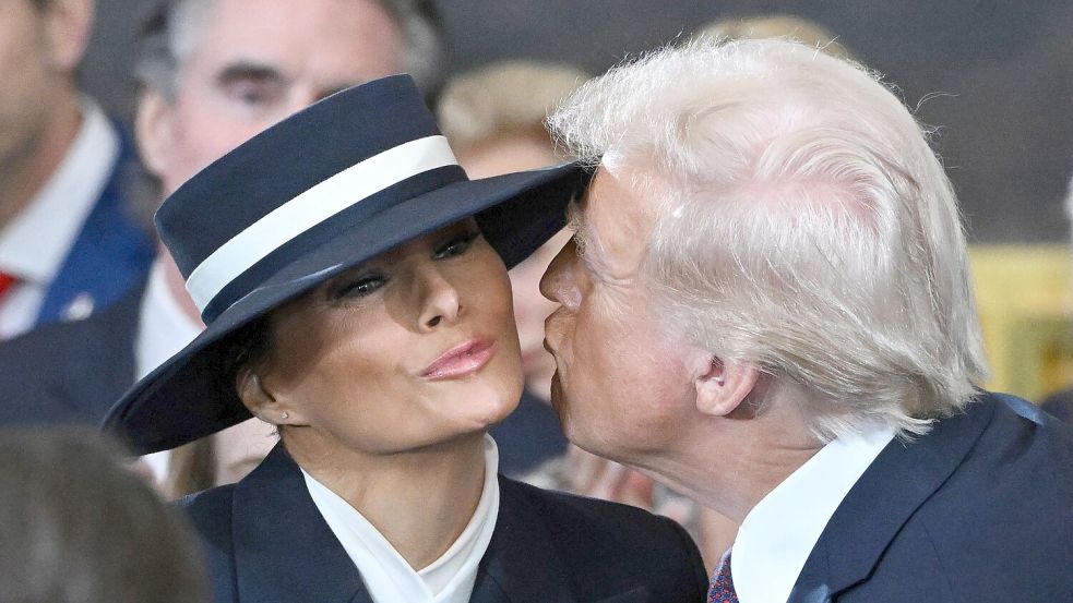 Kurz vor der Amtseinführung Trumps: Der Hut von Melania Trump erschwert ihrem Ehemann Donald einen Kuss auf die Wange. Foto: Saul Loeb/POOL AFP/AP/dpa