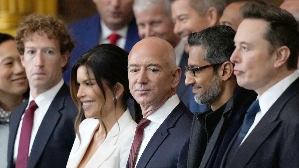 Unter den Gästen bei Trumps Amtseinführung: Mark Zuckerberg (l-r), Lauren Sanchez und ihr Partner Jeff Bezos, Sundar Pichai und Elon Musk. Foto: Julia Demaree Nikhinson/AP Pool/AP/dpa