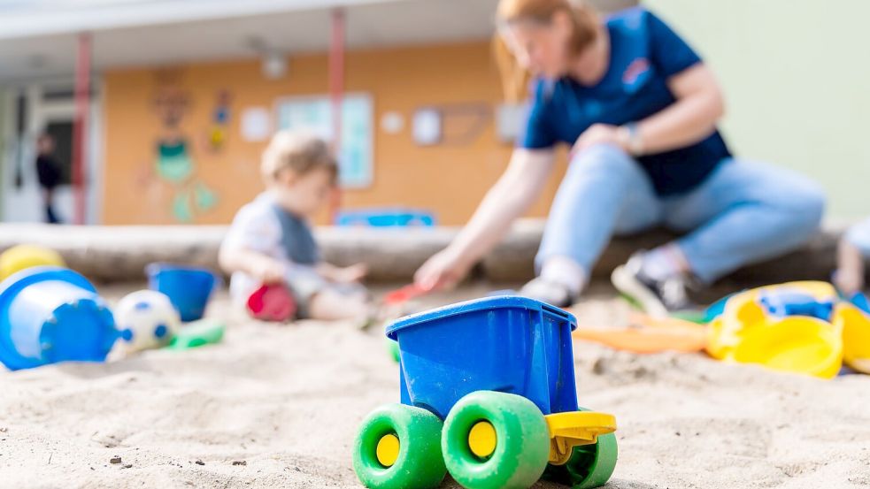 Nur der Anteil der Kinder, die weniger als 25 Stunden pro Woche in der Kita sind, sank. (Archivfoto) Foto: Christoph Soeder/dpa