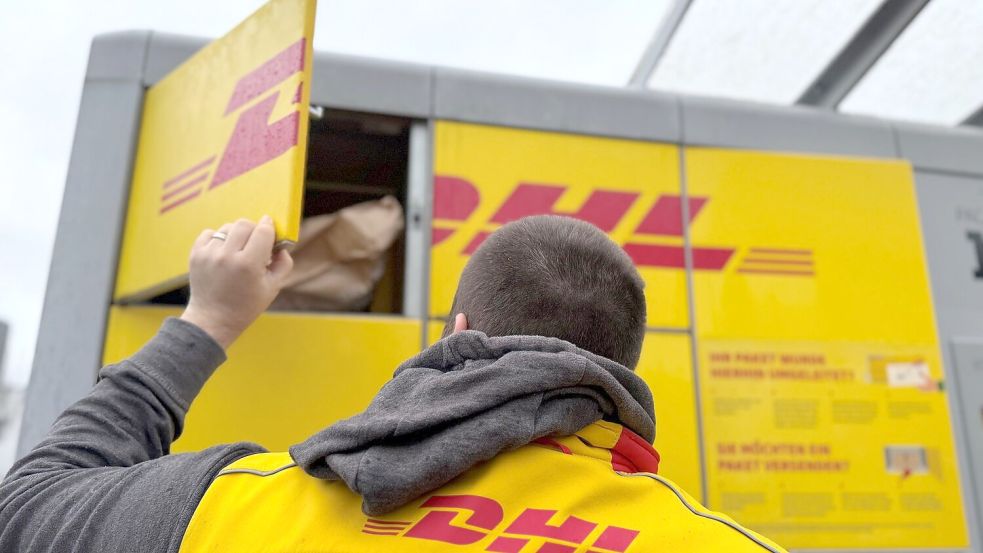 Ein typischer DHL-Paketautomat, der gerade von einem Paketboten befüllt wird. (Archivbild) Foto: Wolf von Dewitz/dpa-Zentralbild/dpa