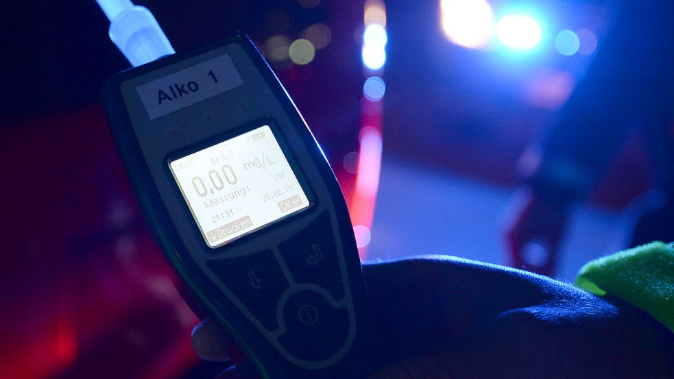 Ein Gerät der Polizei zur Messung des Atemalkoholwertes: Auf der Altenoyther Straße verunglückte ein Fahrer eines E-Scooters. Er stand unter Alkoholeinfluss. Foto: Patrick Seeger/dpa