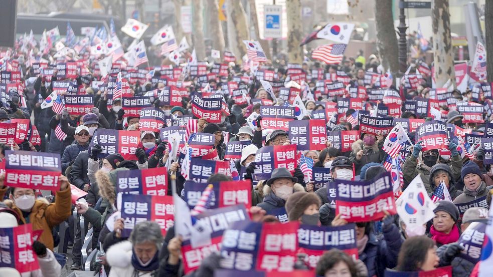 Anhänger Yoons demonstrierten in der Nähe des Verfassungsgerichts. Foto: Lee Jin-man/AP/dpa