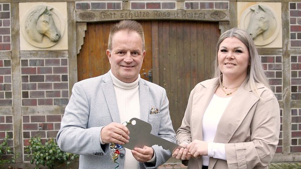 Symbolische Übergabe: Bürgermeister Hermann Block überreichte den Schlüssel an Jasmin Einemann. Foto: M. Pille