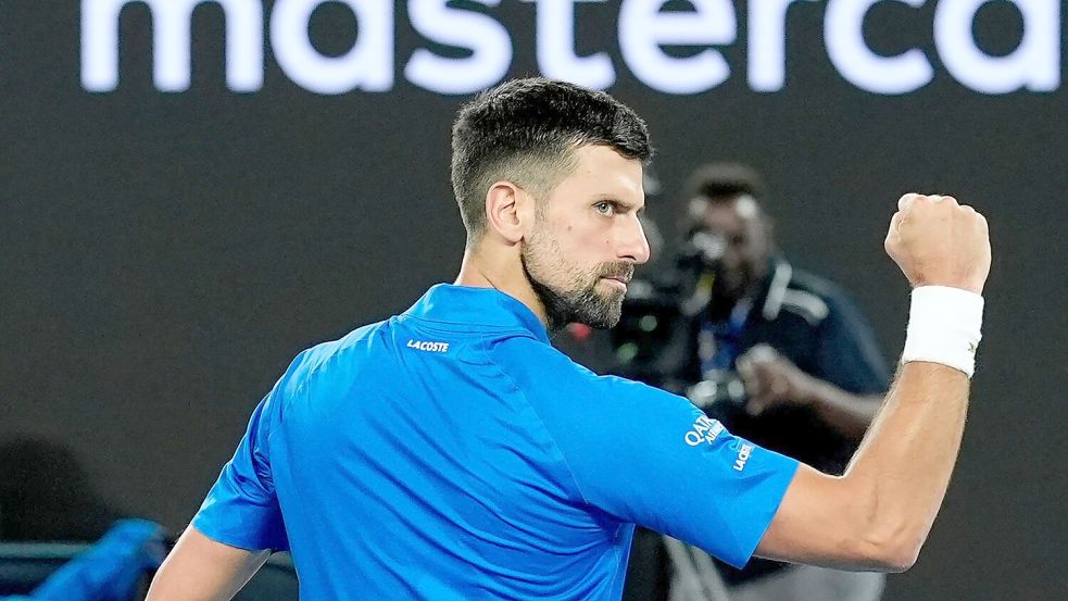 Jubelt über den Sieg im Generationen-Duell mit Carlos Alcaraz: Novak Djokovic Foto: Asanka Brendon Ratnayake/AP/dpa