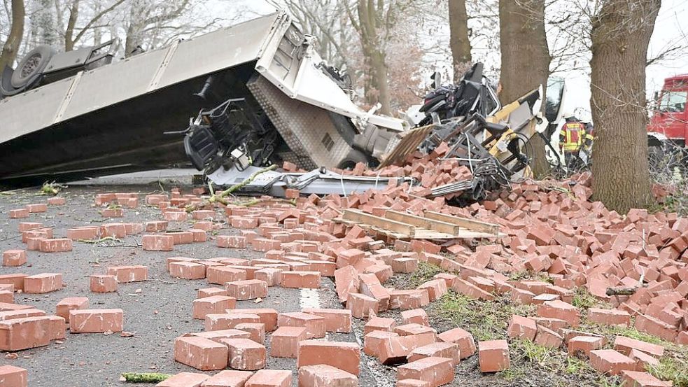 Bild der Zerstörung: Die Ladung des Sattelschleppers bestand aus Ziegelsteinen. Foto: G. Meyer