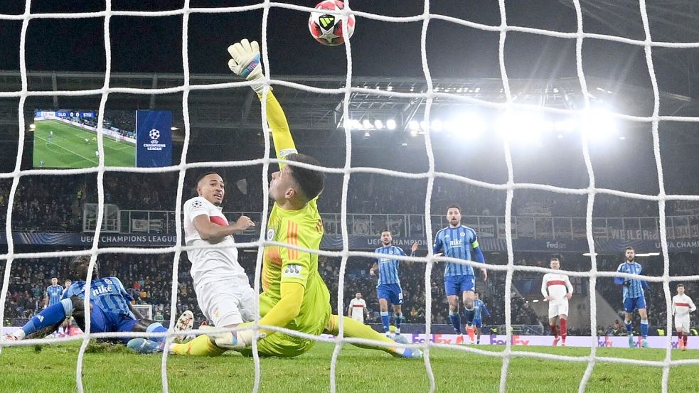 Jamie Leweling trifft zum 1:0 für die Stuttgarter. Foto: Marijan Murat/dpa