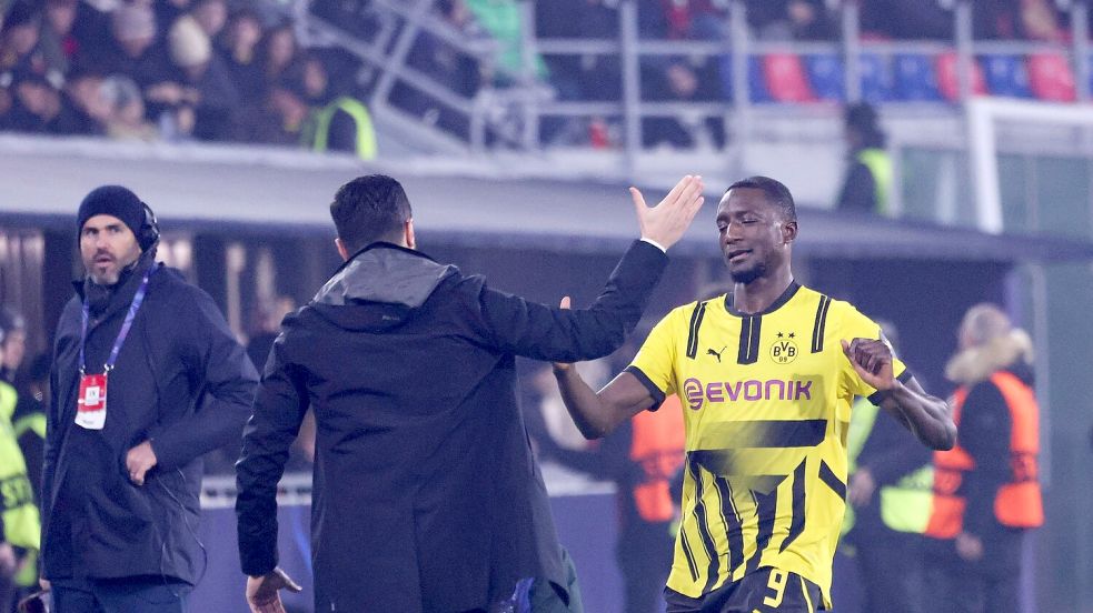 Da sah es noch gut aus für den BVB: Sahin bejubelt mit Stürmer Guirassy dessen Tor zum 1:0. Foto: Fabio Sasso/dpa