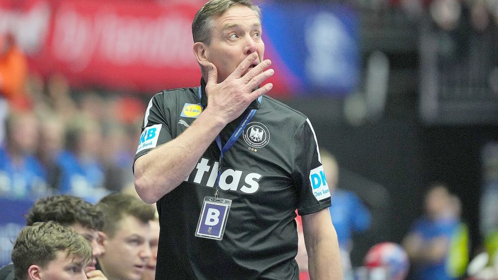 Für Bundestrainer Alfred Gislason geht die Handball-WM jetzt erst richtig los. Foto: Sören Stache/dpa