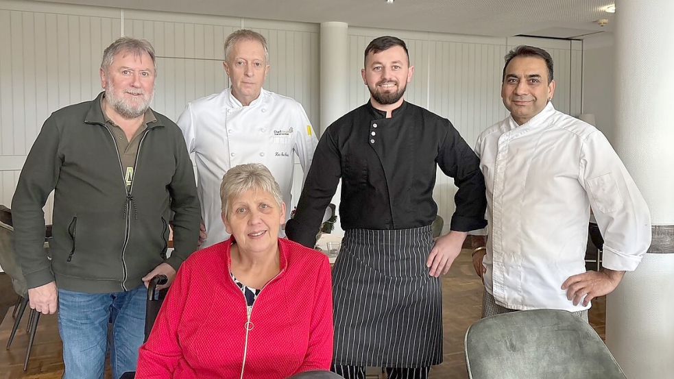 Die Betreiberin Olga Janssen (vorn) mit ihrem Mann und Inhaber Gerd Janssen (von links), dem Küchenchef Hans-Gerd Gerdes und zwei Köchen. Foto: Spindler