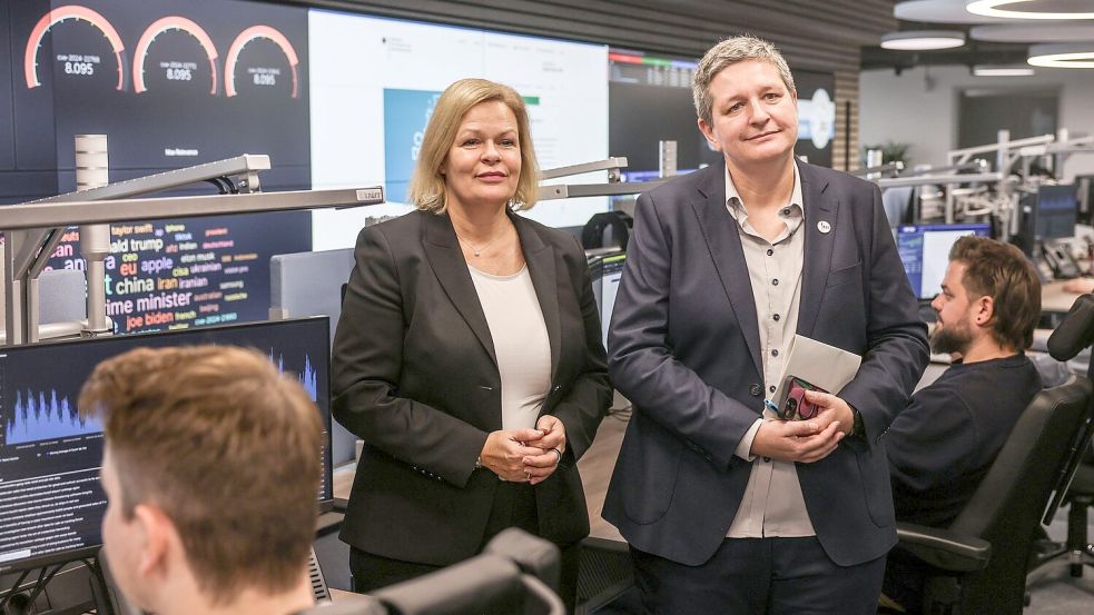 Im vergangenen Februar besuchte Bundesinnenministerin Nancy Faeser (SPD) - hier mit BSI-Präsidentin Claudia Plattner - das Nationale IT-Lagezentrum beim Bundesamt für Sicherheit in der Informationstechnik (BSI) in Bonn. Foto: Oliver Berg/dpa