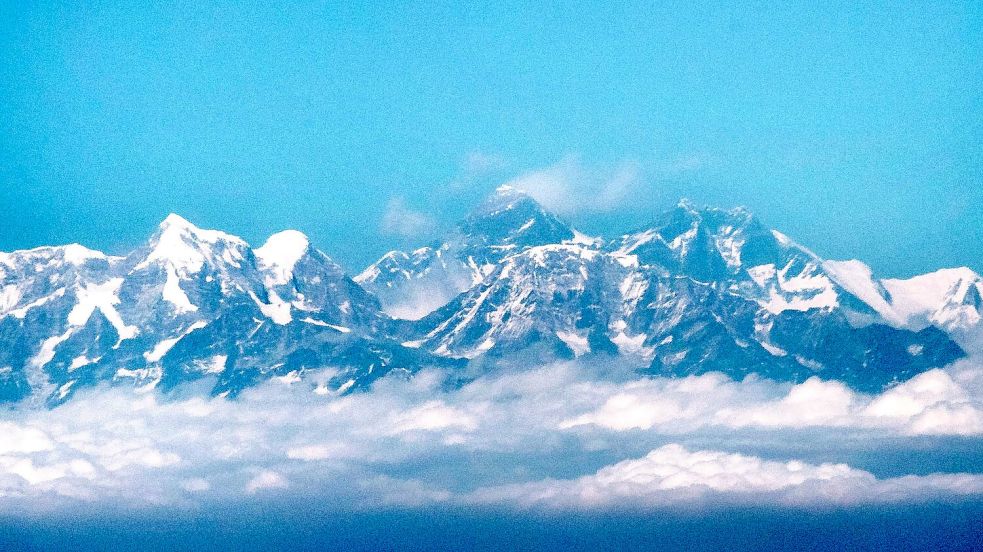 Ein Blick auf dem Flugzeug auf den Mount-Everest. (Foto Archiv) Foto: Sina Schuldt/dpa