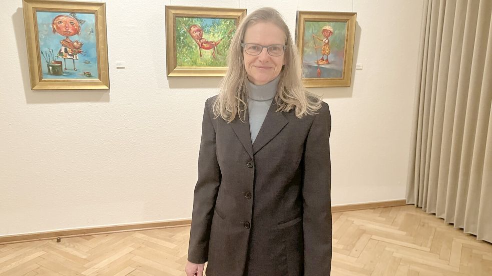 Kunsthistorikerin Susanne Augat, die Leiterin des Kunsthauses Leer, führt am Sonntag, 2. Februar 2025, ab 15 Uhr durch die Ausstellung mit den Werken von Zoppe Voskuhl. Der international tätige Künstler stammt vom Fehn. Foto: Fertig