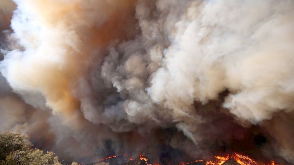 Ein Großbrand in Südkalifornien schlägt Tausende Anwohner in die Flucht. Foto: Ethan Swope/FR171736 AP/AP/dpa