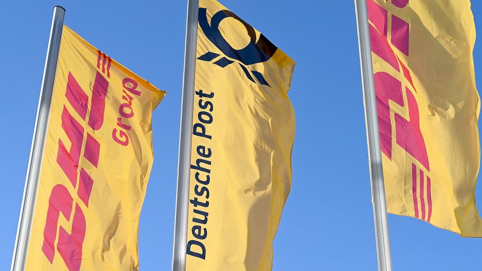 Eine Fahne der Deutschen Post weht im Wind. Die Deutsche Post gehört zum Logistikkonzern DHL. Foto: Wolf von Dewitz/dpa