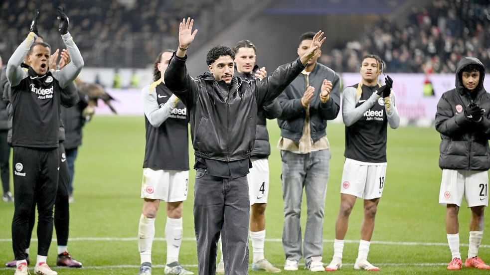 Abschied vom Publikum: Omar Marmoush winkt den Fans. Foto: Arne Dedert/dpa