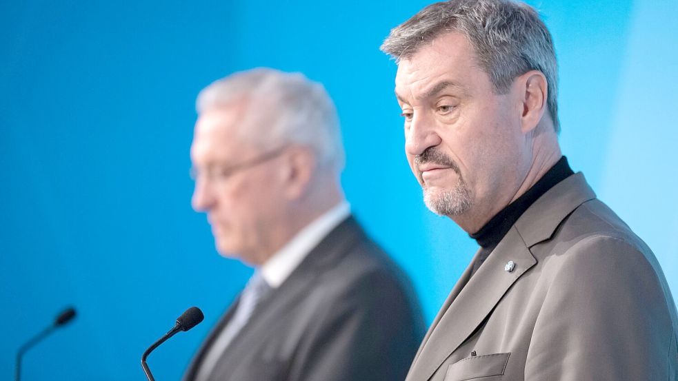 Der Bayerische Ministerpräsident Markus Söder (r, CSU) und Bayerns spricht Innenminister Joachim Herrmann (CSU) sehen die Schuld vor allem beim Bundesamt für Migration und Flüchtlinge (Bamf) und verweisen zudem auf die von ihnen schon länger kritisierte Migrationspolitik der Bundesregierung. Foto: Lukas Barth/dpa