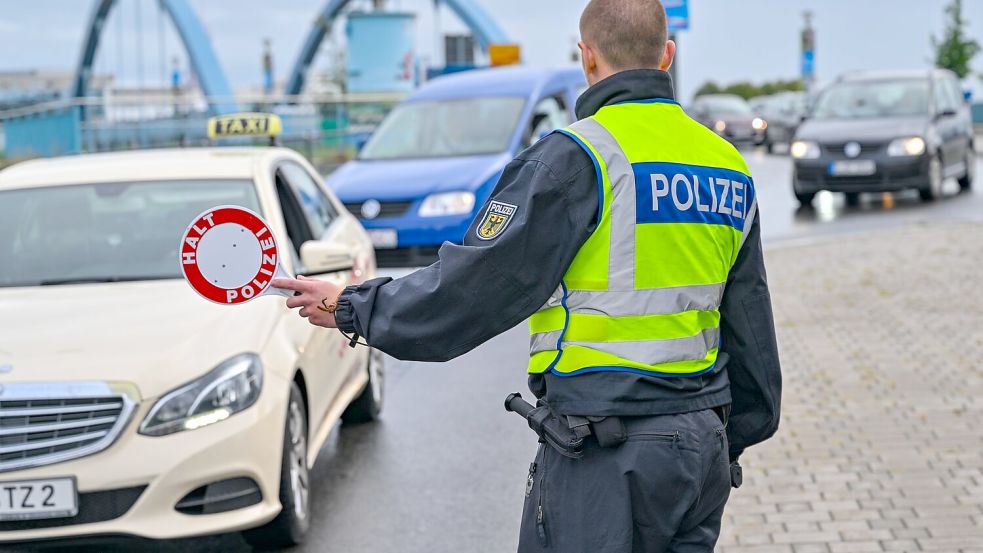 An den deutschen Landgrenzen wird bereits kontrolliert. Wer Asyl beantragen will, wird allerdings nicht zurückgewiesen, sofern gegen ihn keine Einreisesperre vorliegt. (Archivbild) Foto: Patrick Pleul/dpa