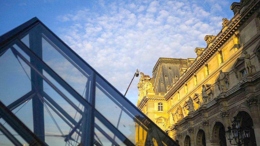 Laut der Louvre-Chefin ist die berühmte Glaspyramide des Museums „strukturell überholt“. Foto: Dimitar Dilkoff/AFP/dpa