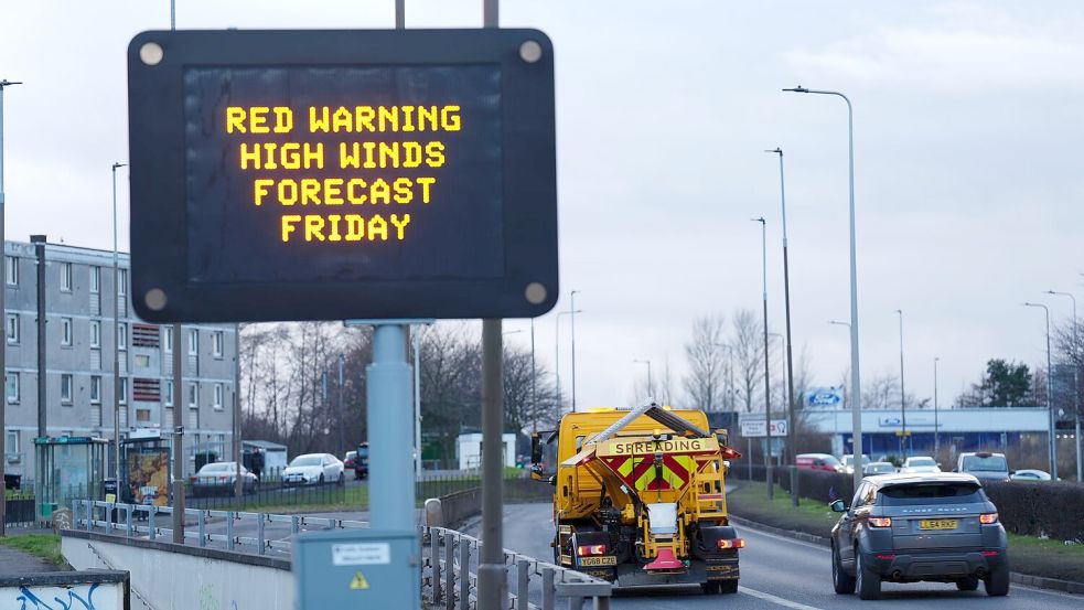 In Erwartung des Sturms Éowyn sind in Irland und Teilen des Vereinigten Königreichs für Freitag hohe Warnstufen für Wind ausgegeben worden. Foto: Andrew Milligan/PA Wire/dpa