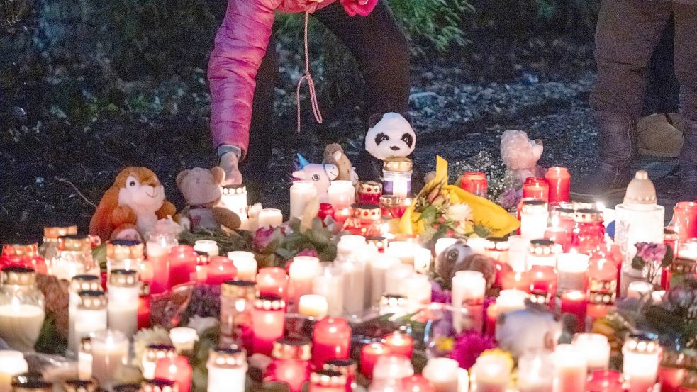 Stilles Gedenken an zwei Tote und drei Schwerverletzte in Aschaffenburg. Foto: Daniel Vogl/dpa