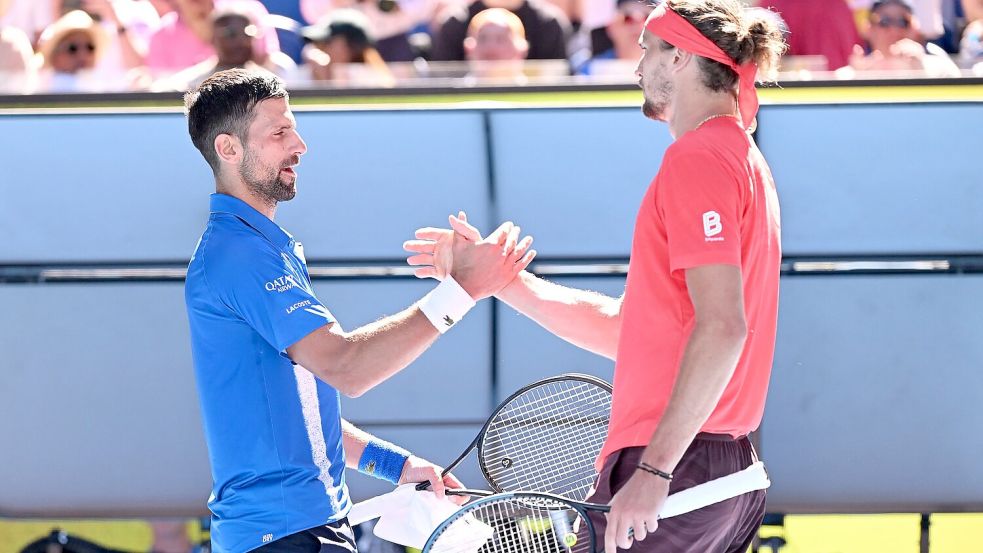 Nach dem verlorenen ersten Satz gratulierte Novak Djokovic (l) Alexander Zverev. Foto: James Ross/AAP/dpa