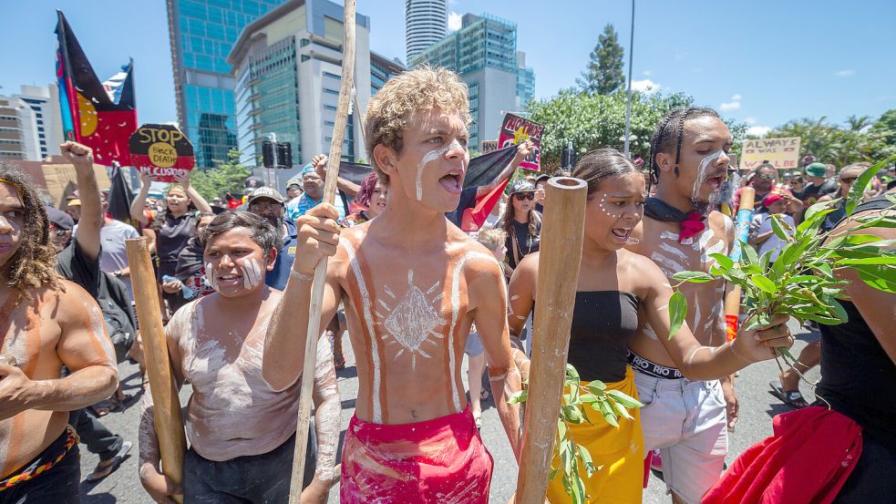 Brisbane, Australien: Menschen nehmen während der Feierlichkeiten zum Australia Day an der „Invasion Day“ Demo teil. Mit dem Tag wird landesweit mit Partys und Feuerwerken an die Landung der britischen Kolonialflotte 1788 in Sydney erinnert. Foto: DPA/Glenn Hunt