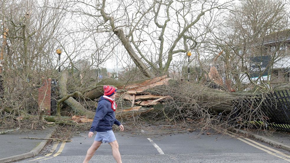 In Irland und Teilen Großbritanniens stand das öffentliche Leben zeitweise still. Foto: Uncredited/AP/dpa