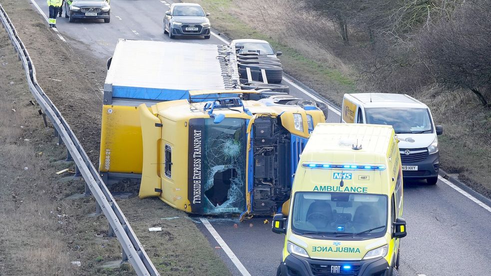 Der Sturm führte auch im Straßenverkehr zu erheblichen Beeinträchtigungen. Foto: Owen Humphreys/PA Wire/dpa