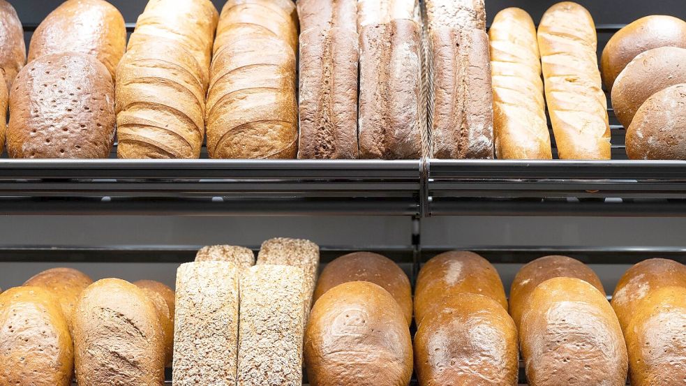 Die Rewe-Gruppe will Brot- und Backwaren künftig nicht mehr selbst herstellen. Foto: Sebastian Kahnert/dpa