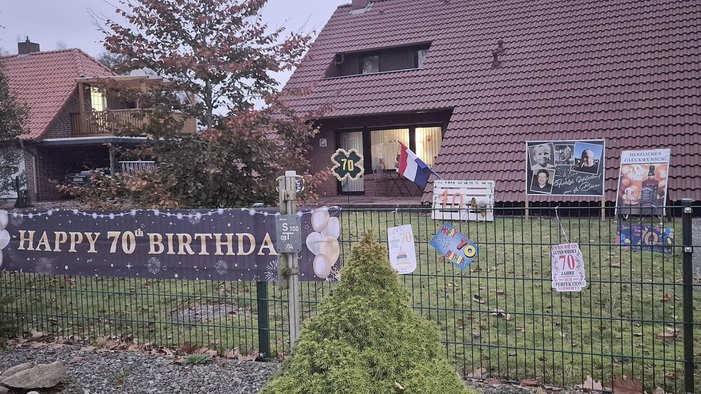 Bild 2: Ben Rabelink aus Ramsloh, hat anlässlich seines 70. Geburtstageinen ganzen Schilderwald von den Nachbarn, Freunden, Verwandten, Familie und Bekannte bekommen. Fotos: Privat