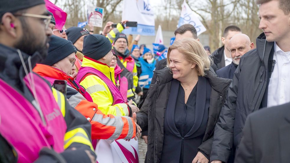 Es geht um mehr als 2,5 Millionen Beschäftigte. Foto: Christophe Gateau/dpa