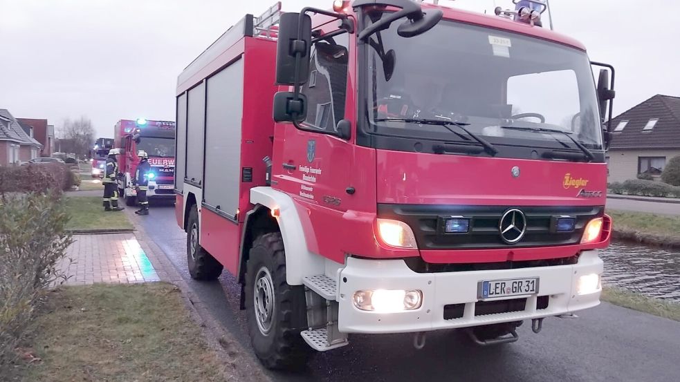 Die Westrhauderfehner Feuerwehr rückte mit vier Fahrzeugen aus. Fotos: Scherzer