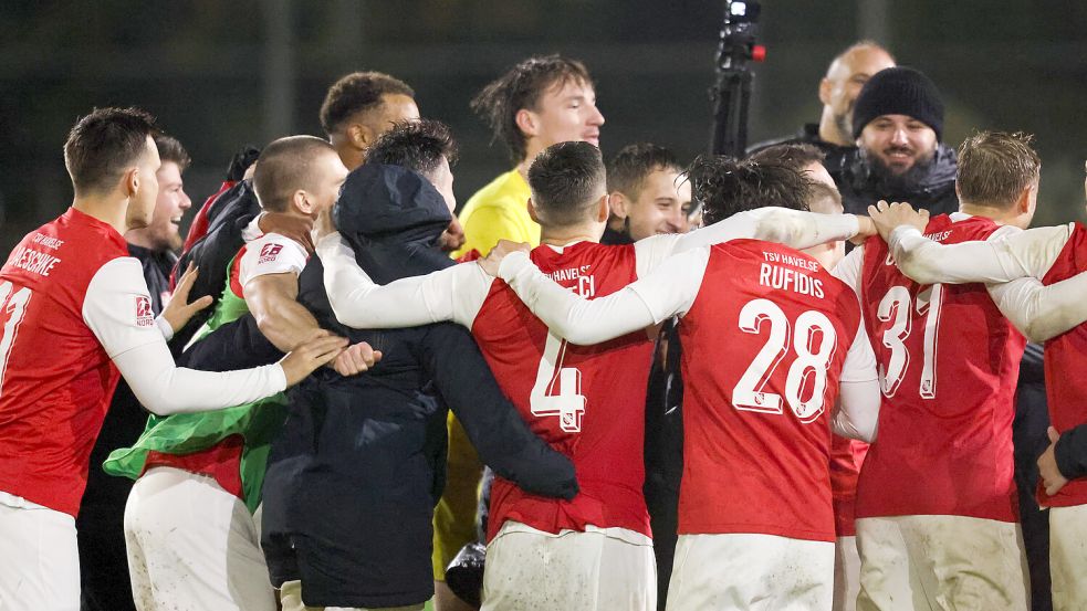 Der TSV Havelse jubelte nach dem 2:1-Auswärtssieg bei Kickers Emden. Wie es um eine mögliche Drittliga-Lizenz aussieht, wollte der Verein zum jetzigen Zeitpunkt nicht verraten. Fotos: Doden/Emden