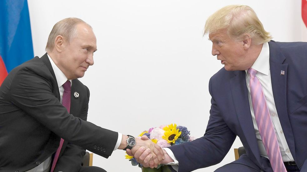 Bereits wenige Stunden nach seiner Amtseinführung hatte Donald Trump (r) angekündigt, er wolle möglichst schnell mit Putin (l) reden. (Archivbild) Foto: Susan Walsh/AP/dpa